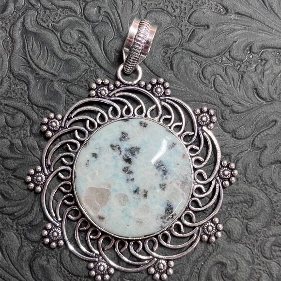 Kiwi Jasper Floral Pattern Pendant Stone Crystal Jewelry - Picture 4 of 6